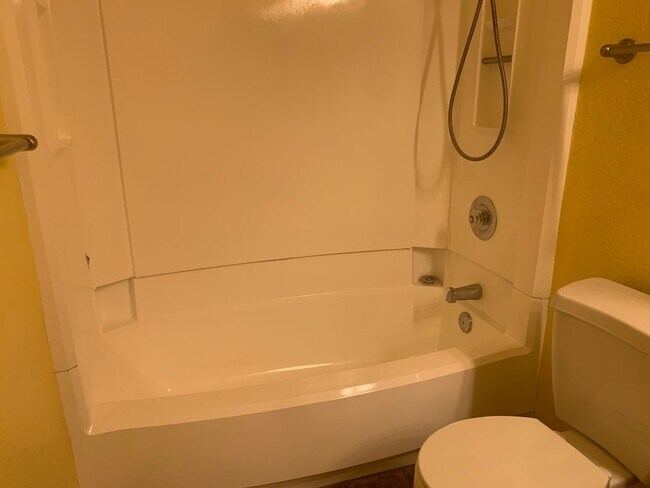 Building Photo - Beautiful upstairs condo with Washer and D...