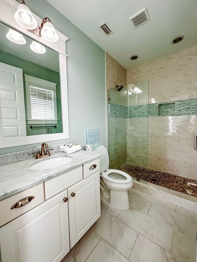 Building Photo - New, exclusive 3200 sq ft 4 bedroom/3.5bat...