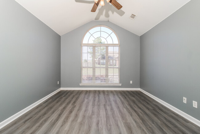 Building Photo - Gorgeous 3 Bedroom Home