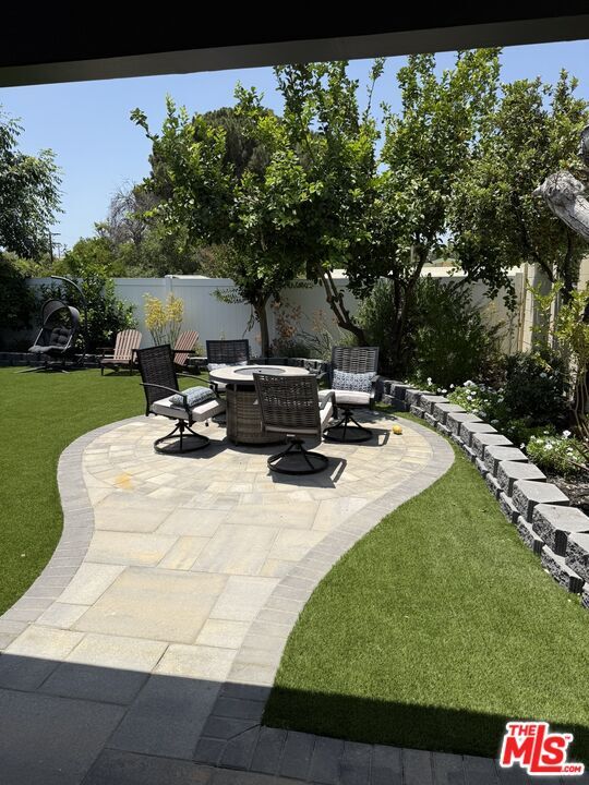 Building Photo - 7627 Encino Ave