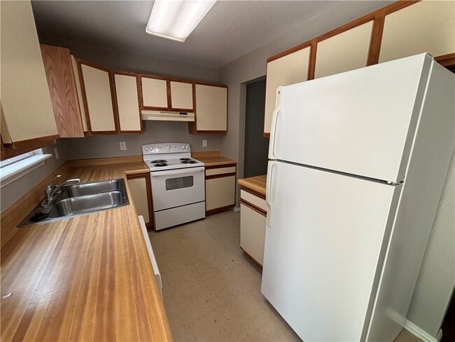 Building Photo - 1368 E Sequoyah Ct