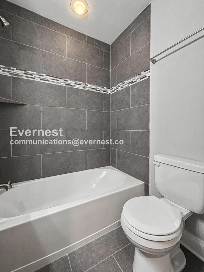 Building Photo - 4 Bed/3 Bath Townhome with In-Unit Laundry / Available Now!