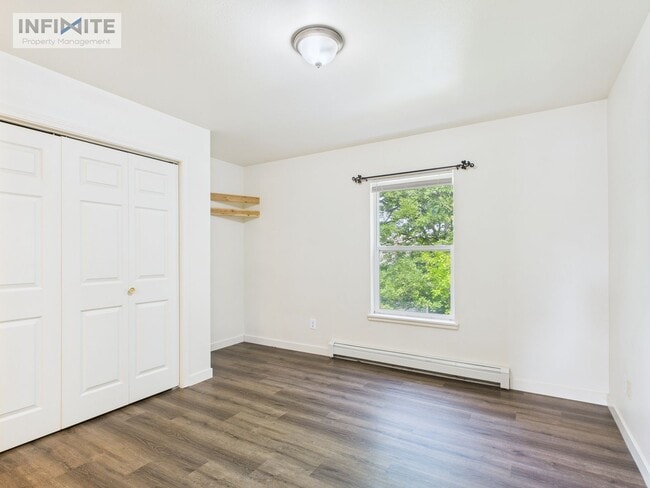 Building Photo - Great Three Bedroom Condo in Belgrade!