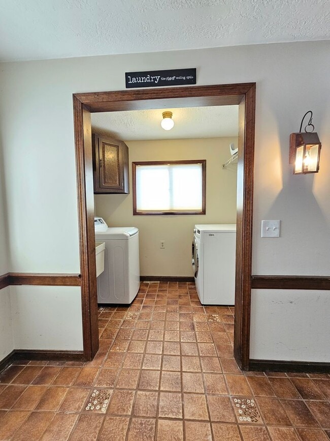 Building Photo - 4 Bedroom, 2.5 Bath House for Rent