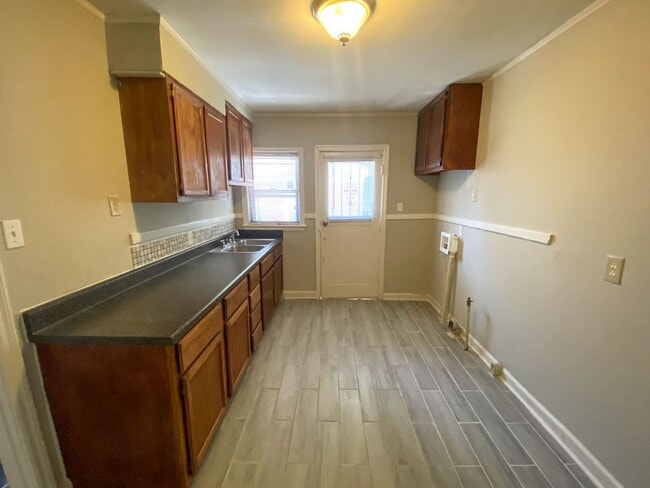 Building Photo - 1 bed, 1 bath (new appliances) in Berclair