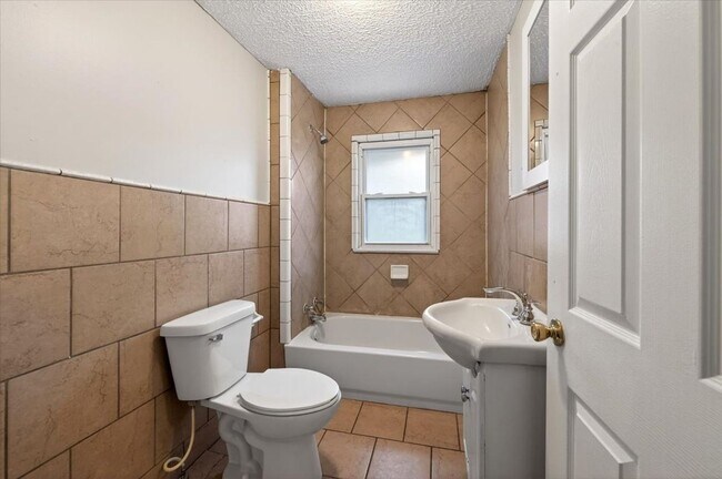 Building Photo - 636 E 34th St