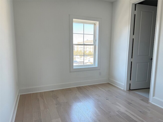 Building Photo - 14963 Magnolia St