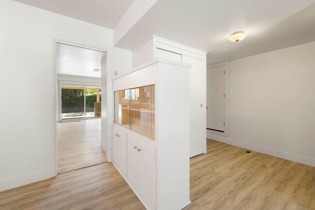 Building Photo - Reburbished 3bd/2ba, 2,275 sq ft home in Coconino Estates close to Hospital, park, downtown Flags...