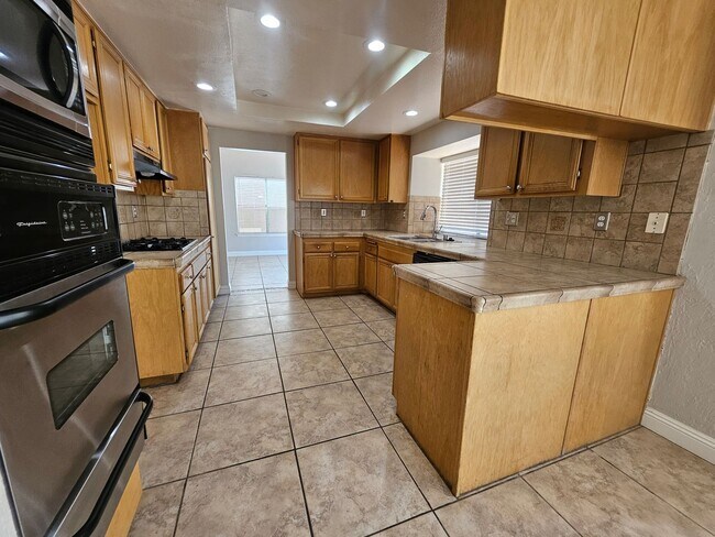Building Photo - New Listing!