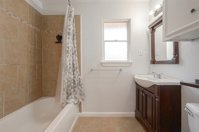 Building Photo - 4923 Poinciana Dr