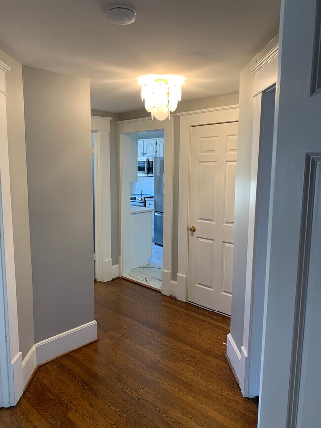 Building Photo - 400 E Washington St