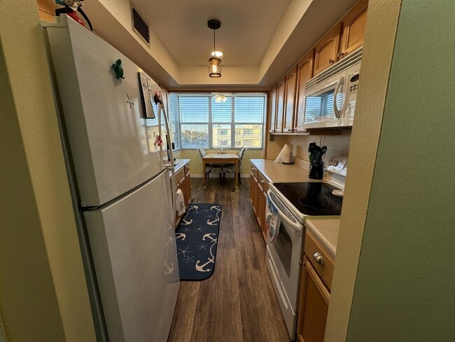 Building Photo - 2 Bedroom 2 Bathroom direct ocean condo