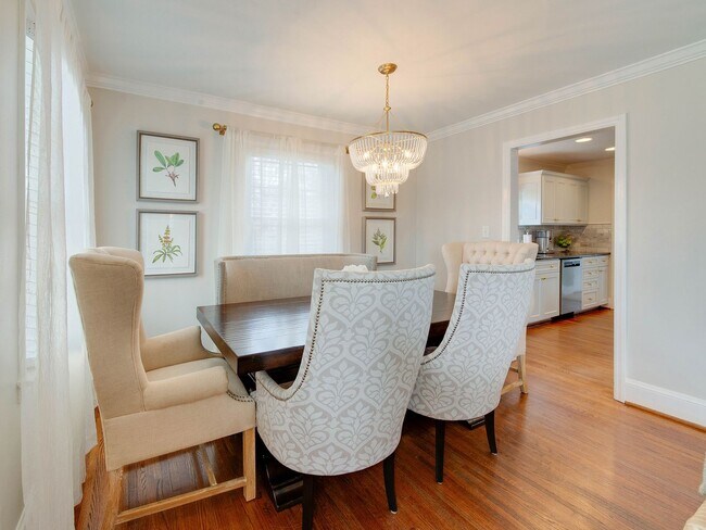Building Photo - 3221 Sunset Dr
