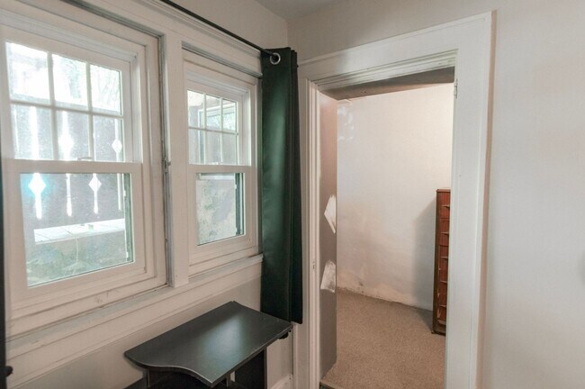 Building Photo - Three Bedroom One Bath