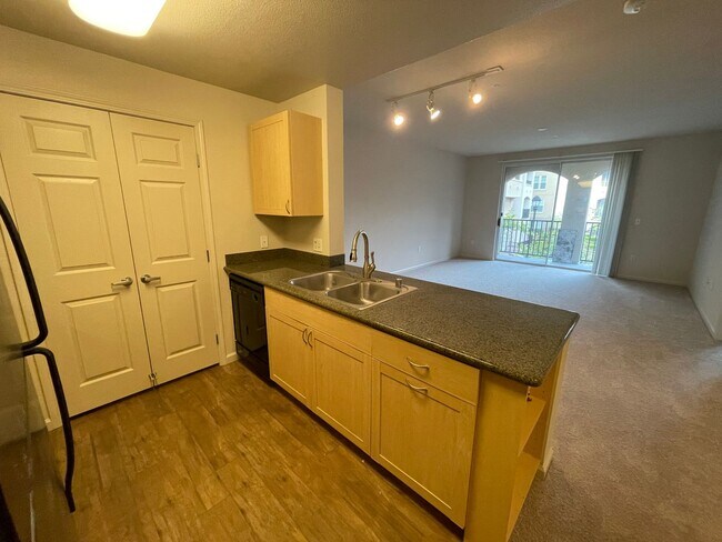Building Photo - Lovely 1 Bedroom 1 Bath Condo in the Desir...