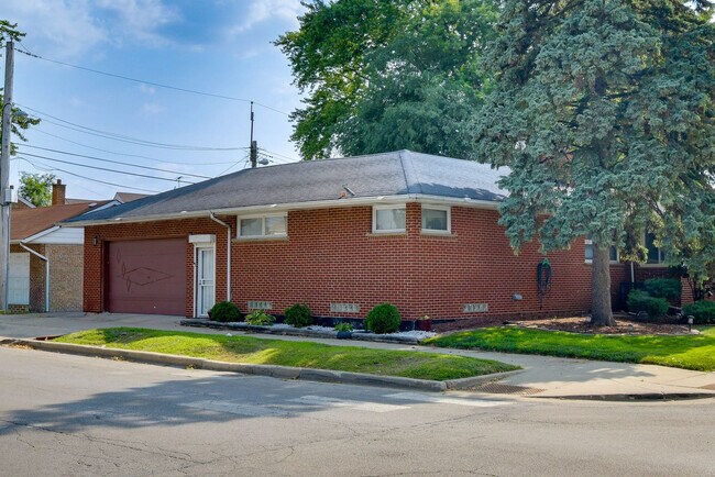 Building Photo - 2805 W 83rd Pl