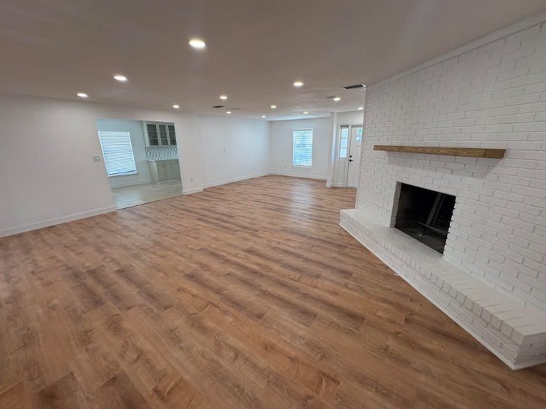 Building Photo - 2301 S San Jose Cir