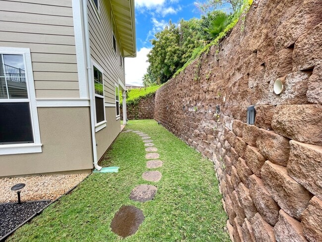 Building Photo - Elegant 1-Bedroom Retreat in Prestigious South Maui Neighborhood w/ Utilities Included – Availabl...