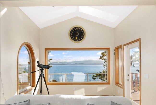 Building Photo - One Acre of Gorgeous Views and a Spacious ...