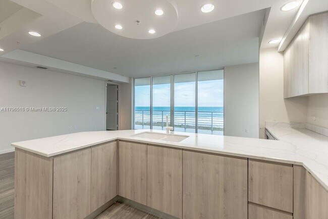 Building Photo - 4810 N Hwy A1A