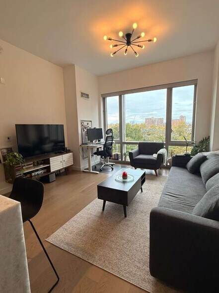 Building Photo - 75 Park Ln S