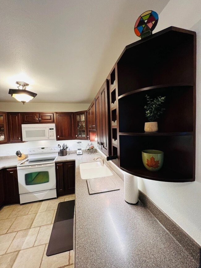 Building Photo - 2 Bed, 1 Bath Newly Renovated Rental