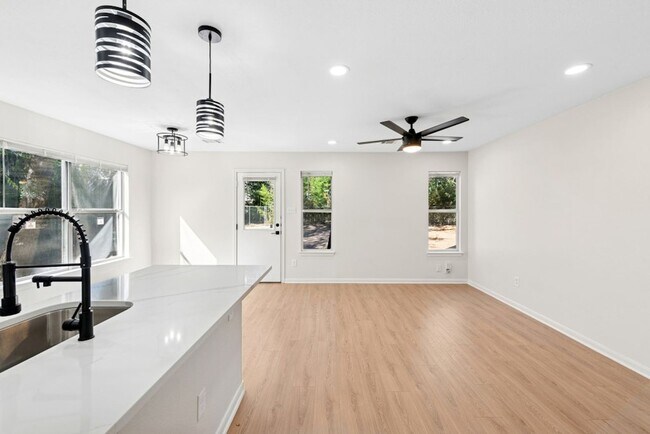 Building Photo - 4 bed with back yard in great East side location.