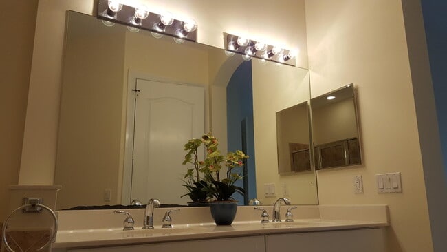 Building Photo - 1825 Bridgepointe Cir