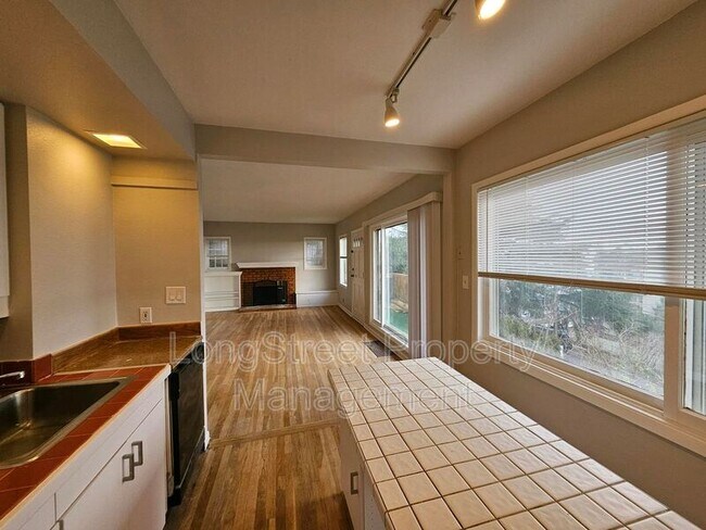 Building Photo - 801 SW Broadway Dr