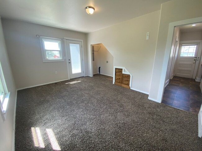 Building Photo - 2 Bed, 1 Bath House with Laundry Across fr...