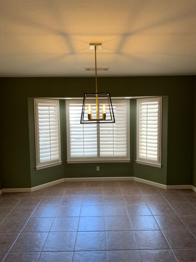 Building Photo - 5 Bd 4.5 Ba Country Home
