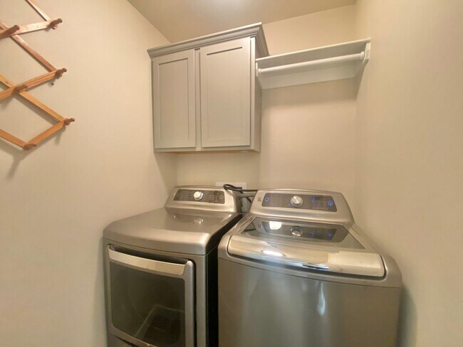 Building Photo - Now accepting Section 8