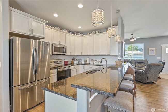 Building Photo - Like-New 3 bed 2 bath w/ Garage