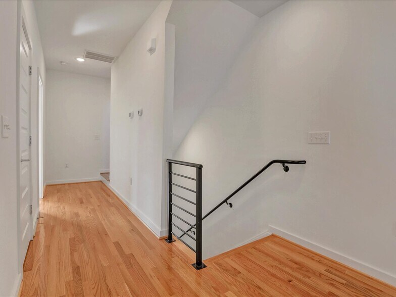 Building Photo - 1215 Bainbridge St