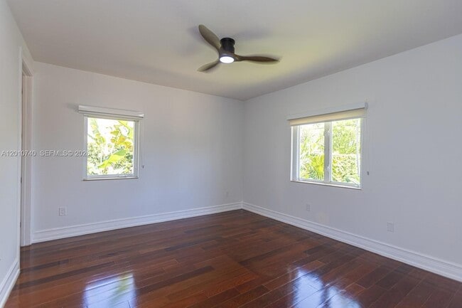 Building Photo - 425 N Shore Dr