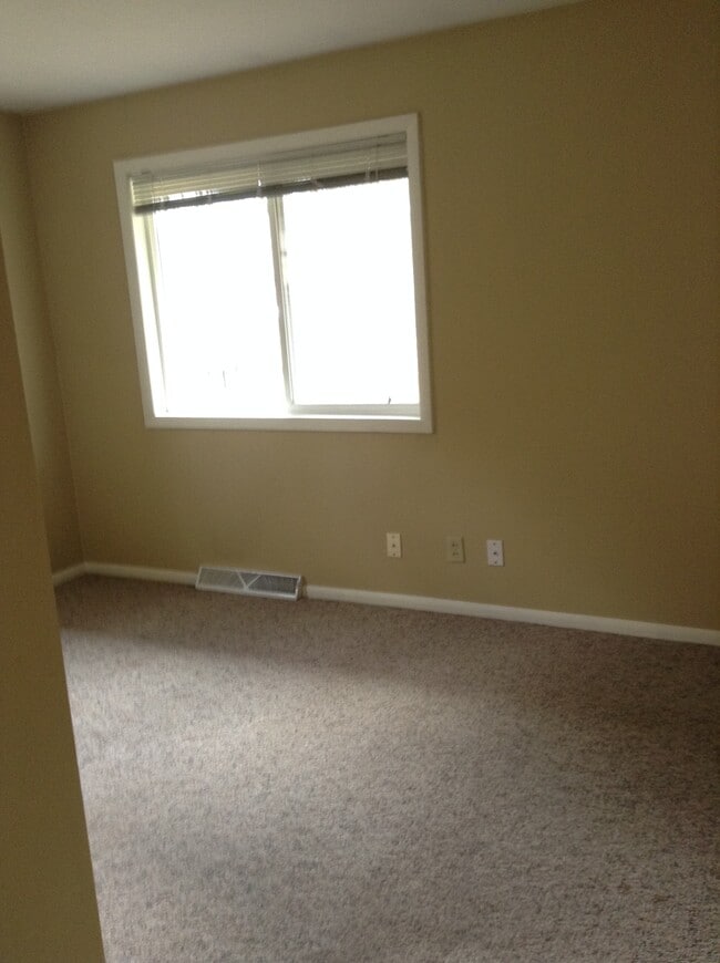 Building Photo - 1229 W Arrowhead Rd