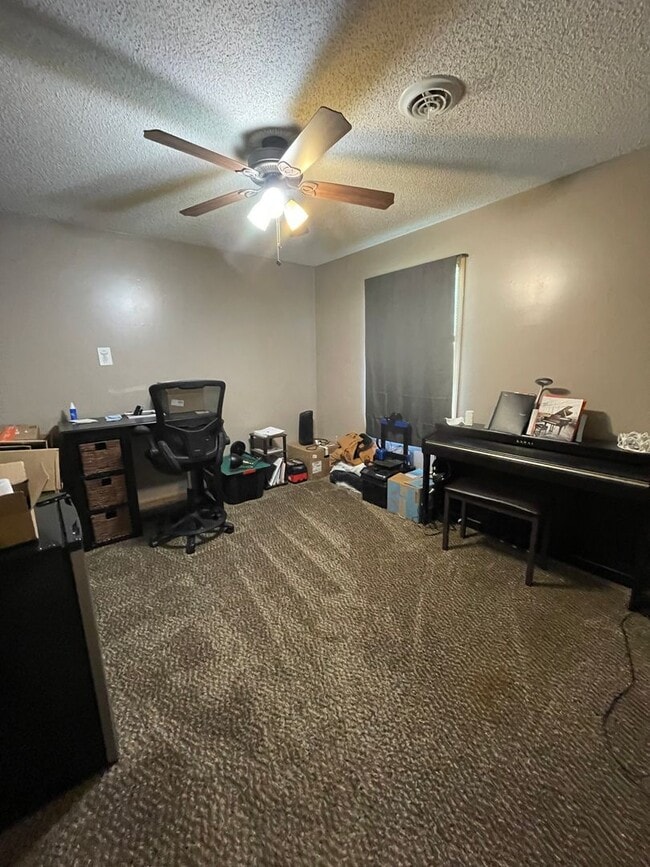 Building Photo - Great Townhome! Close to Campus!
