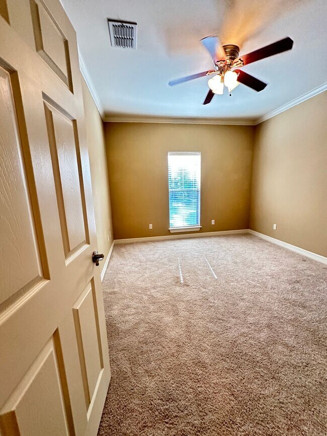 Building Photo - Heart of Benton on just under an acre of lot!