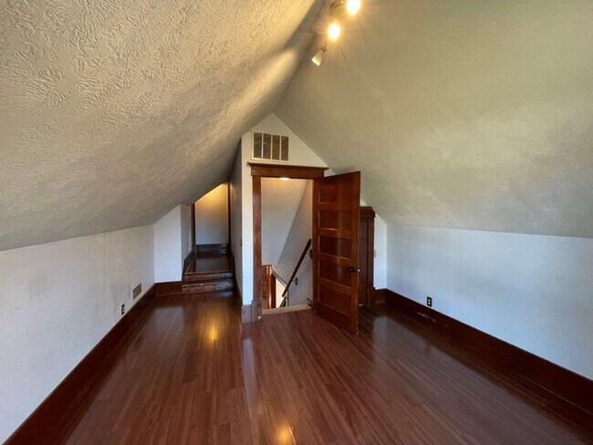 Building Photo - 3 bed 1 bath, country character and historic charm, Large shop, upstairs bonus room ,lots of uniq...