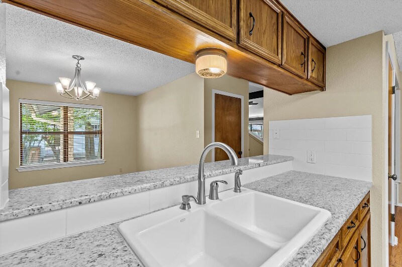 Building Photo - 8606 Mesa Dr