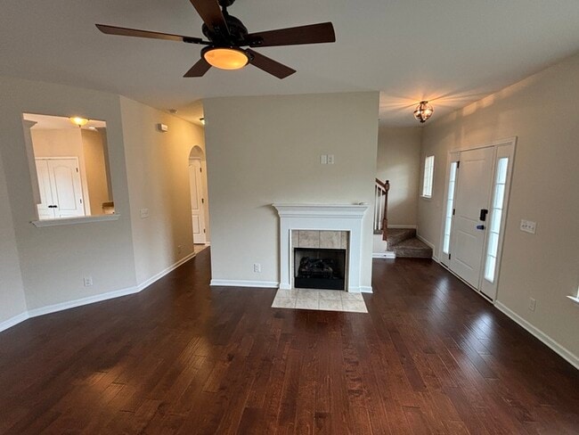 Building Photo - White House townhome available with 1 car ...