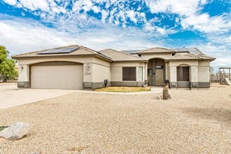 Building Photo - Beautiful home on large lot with pool and Solar!