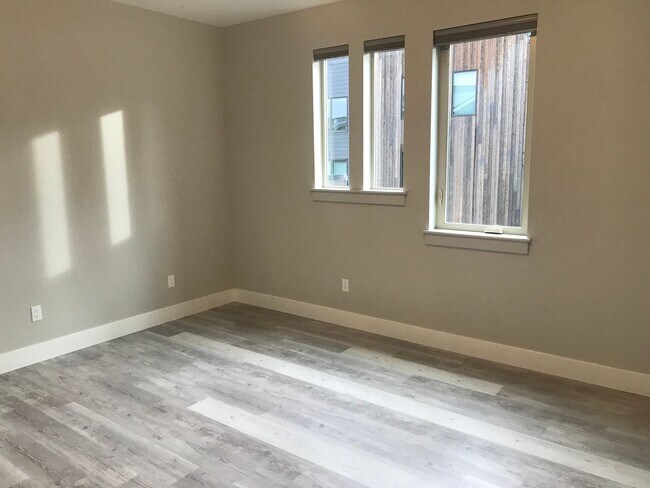 Building Photo - Pet Friendly Three Bedroom in Central Loca...