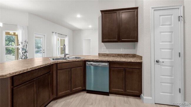 Building Photo - 23 Lone Pine St