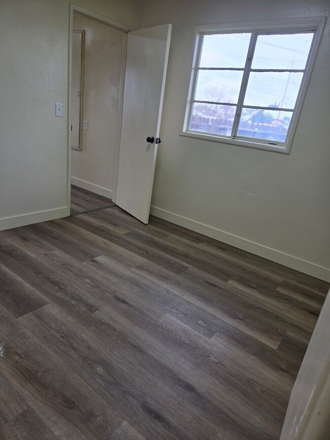 Building Photo - 3 Br 1 Ba available now