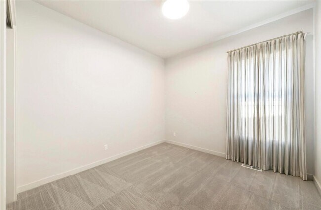 Building Photo - Modern Luxury Meets Everyday Comfort in Me...