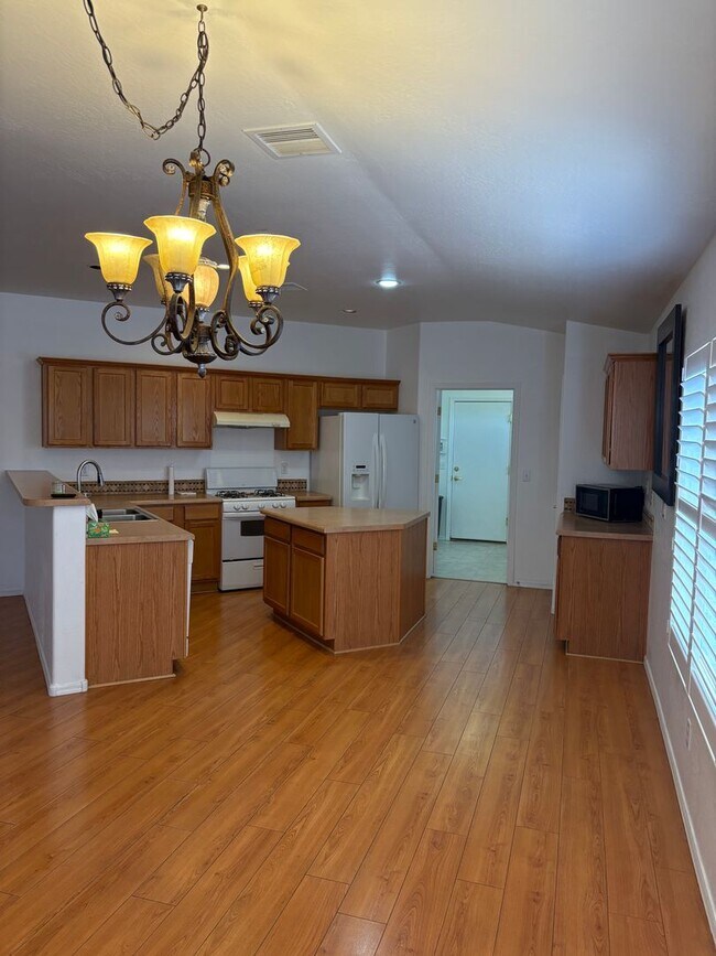 Building Photo - Unfurnished, 1 Year Minimum - Procure Only