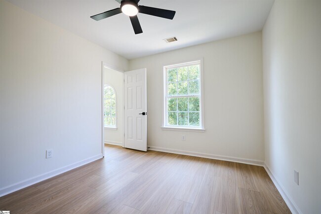 Building Photo - 307 Woodruff Lake Way
