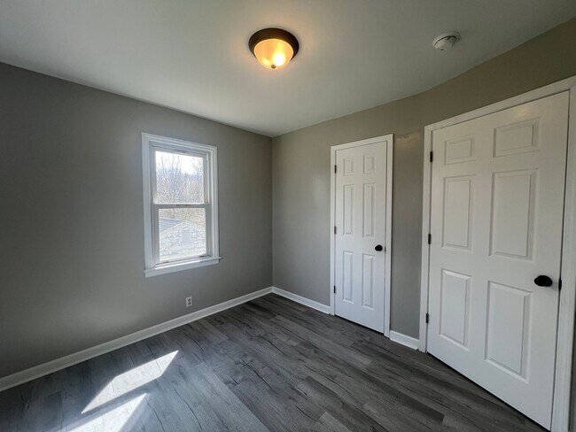 Building Photo - Newly renovated 3 bed and 1 bath house near ETSU and VA