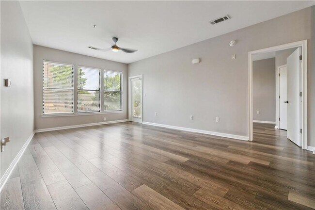 Building Photo - 898 Oak St SW